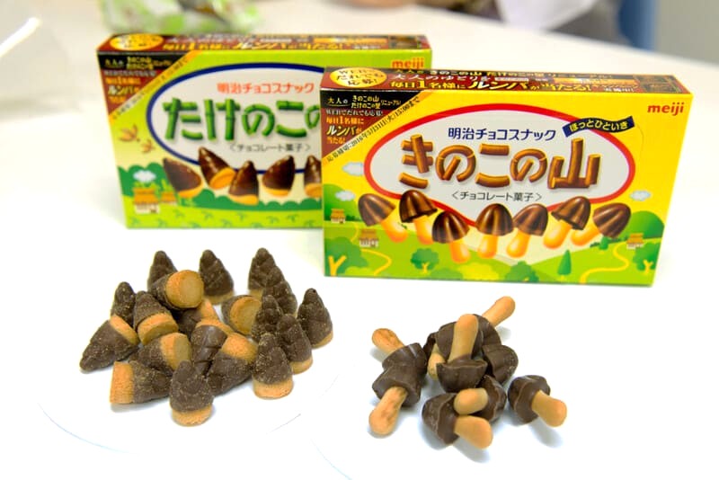 Kinoko no Yama và Takenoko no Sato, hai loại bánh kẹo chocolate lâu đời, thường cạnh tranh nhau trên thị trường. (Ảnh: liginc)