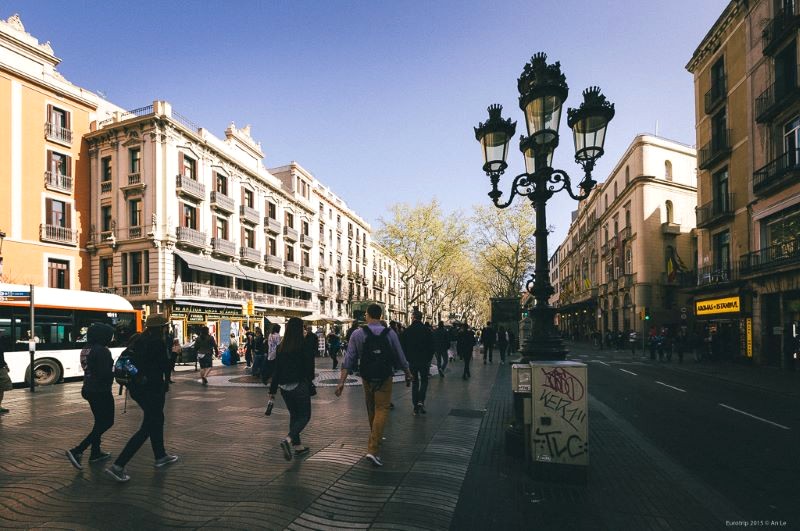 La Rambla, Barcelona: Nơi nhộn nhịp với quán cà phê, cửa hàng và chợ truyền thống.