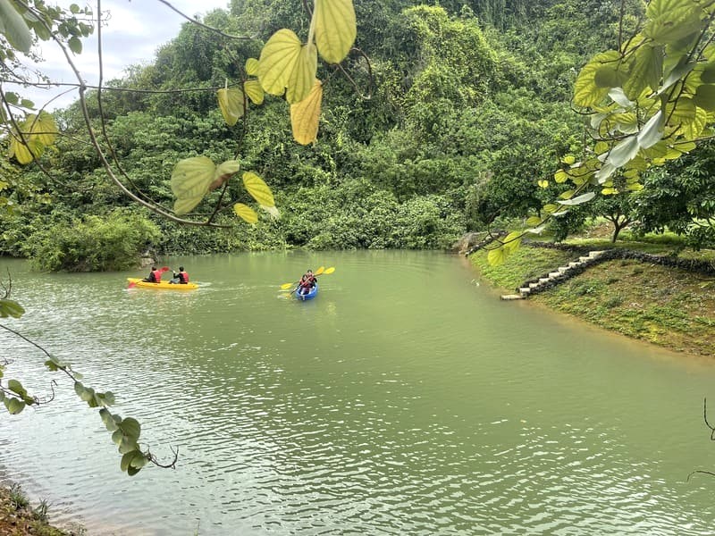 Chèo thuyền kayak trên hồ êm ả cùng bạn bè, còn gì tuyệt hơn?