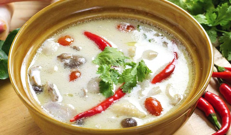 Tom kha gai: Cay nồng, cực phê! 🌶️