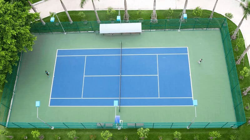 Sân tennis Sỏi Resort đạt chuẩn quốc tế, phù hợp cho các trận đấu đơn.