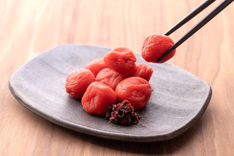 Umeboshi là mận ngâm muối, phơi nắng đến khô. (Ảnh: 日本インストラクター技術協会)