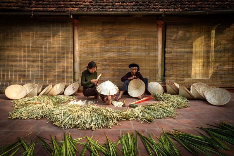 Làng Chuông, với hơn 300 năm lịch sử, nổi tiếng với nón lá tinh xảo, duyên dáng.