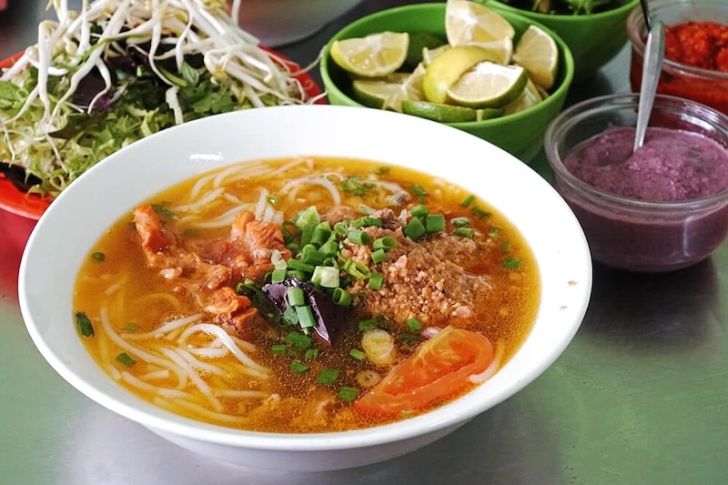 Bún riêu cô Lan hấp dẫn thực khách với đầy đủ riêu cua, huyết, xương ống, giò heo theo phong cách truyền thống.