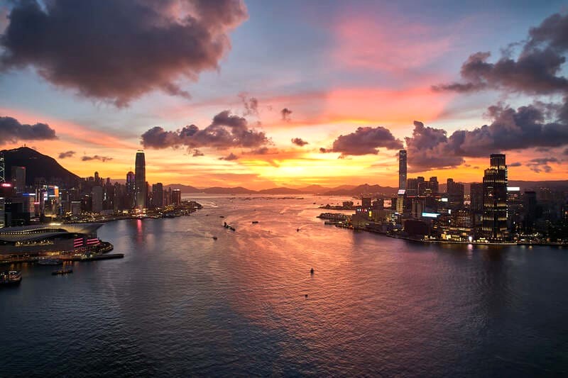 Hoàng hôn lãng mạn tại Victoria Harbour.