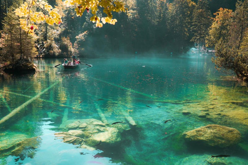 Hồ Blausee đẹp mê hồn, khiến bao người say đắm. (Ảnh: Booking.com)