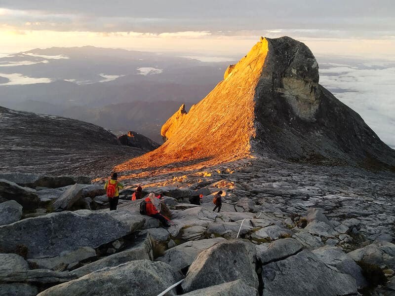 Leo núi Kinabalu là trải nghiệm đáng nhớ cho mọi tín đồ du lịch. (Ảnh: mountkinabalu)