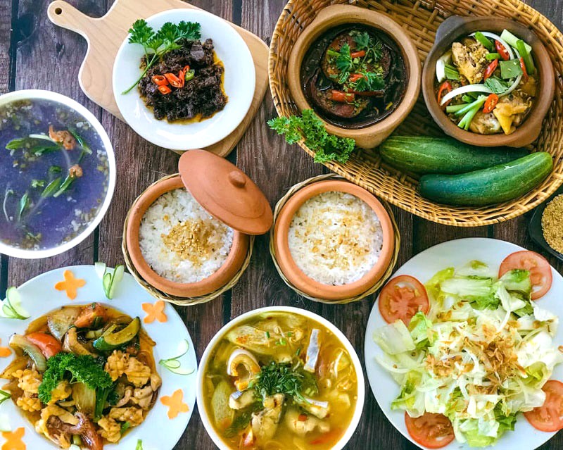 Nhiều quán cơm niêu ngon, menu đa dạng.