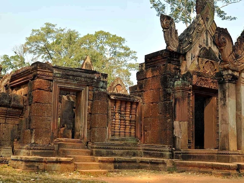 Đền Banteay Srei, tuyệt tác kiến trúc Angkor thế kỷ 10, do vua Jayavarman xây dựng.