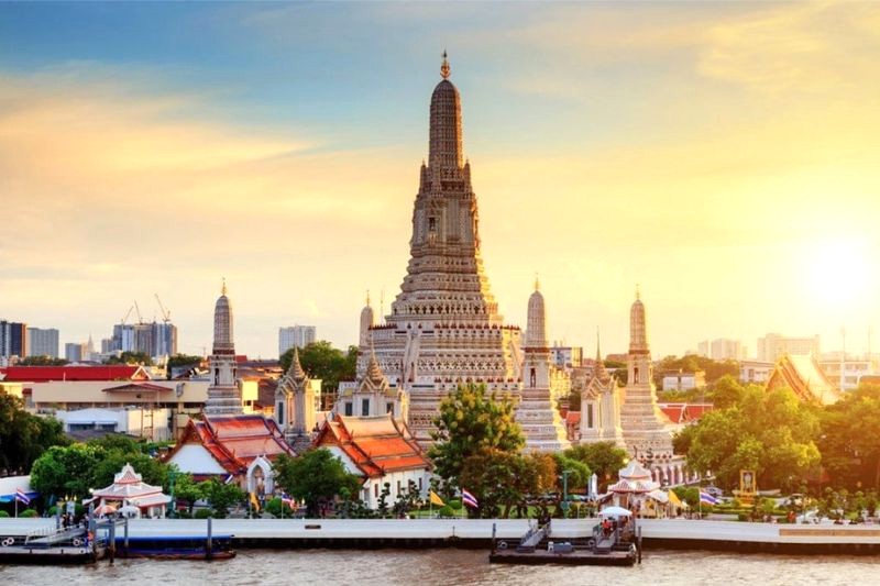 Wat Arun lộng lẫy với tháp khảm thủy tinh, sứ, tạo nên vẻ đẹp mê hoặc. (Ảnh: ivivu)