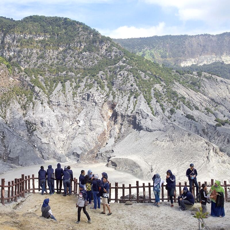 Tangkuban Perahu: Núi lửa đang hoạt động.