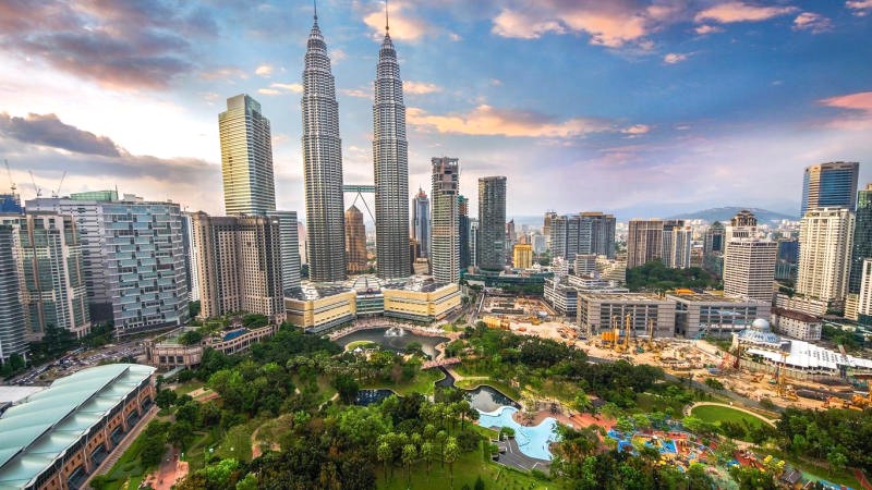 Khởi hành đầu tiên: Kuala Lumpur, thủ đô Malaysia.