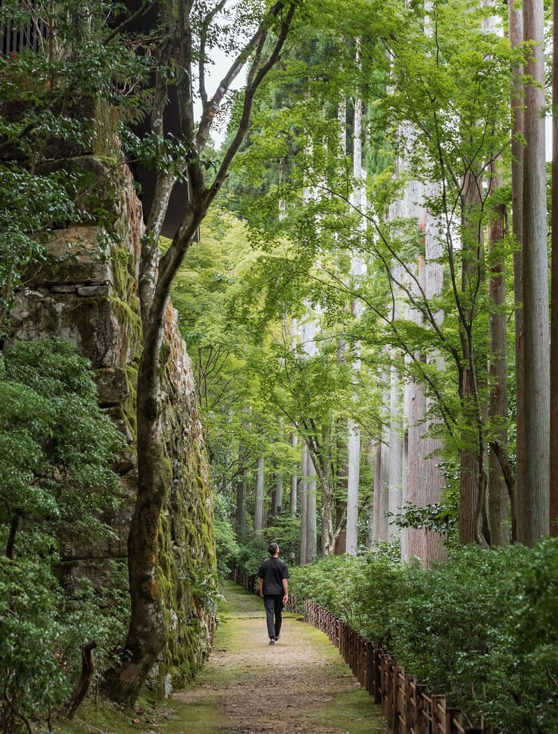 Dạo bước trên những con đường đá thanh bình tại Aman Kyoto, bạn sẽ tìm thấy sự thư thái tuyệt đối.