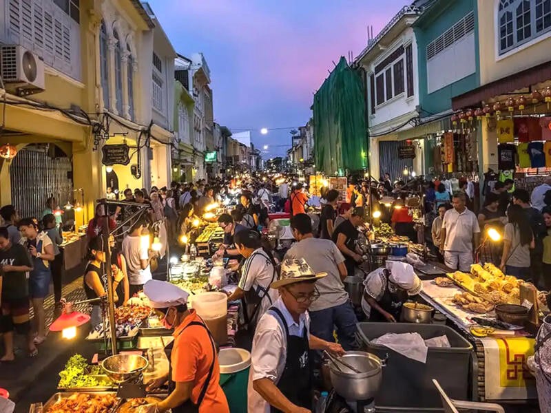 Chợ đêm Thalang (thứ Bảy) là điểm đến hấp dẫn tại Phố cổ Phuket. (Ảnh: Traveloka)