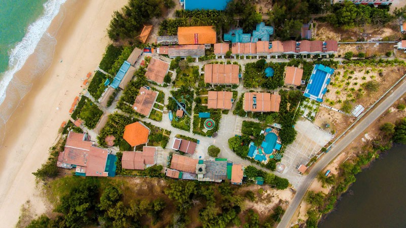 Resort rộng rãi, nép mình bên bãi tắm Đồi Dương yên tĩnh.