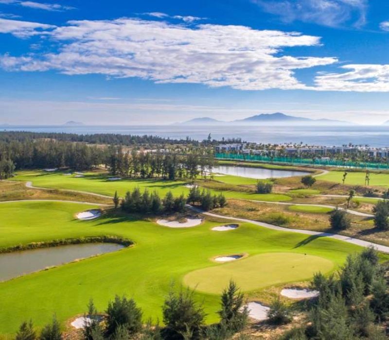 Vinpearl Golf Nam Hội An: Vị trí đắc địa. (Ảnh: Klook)