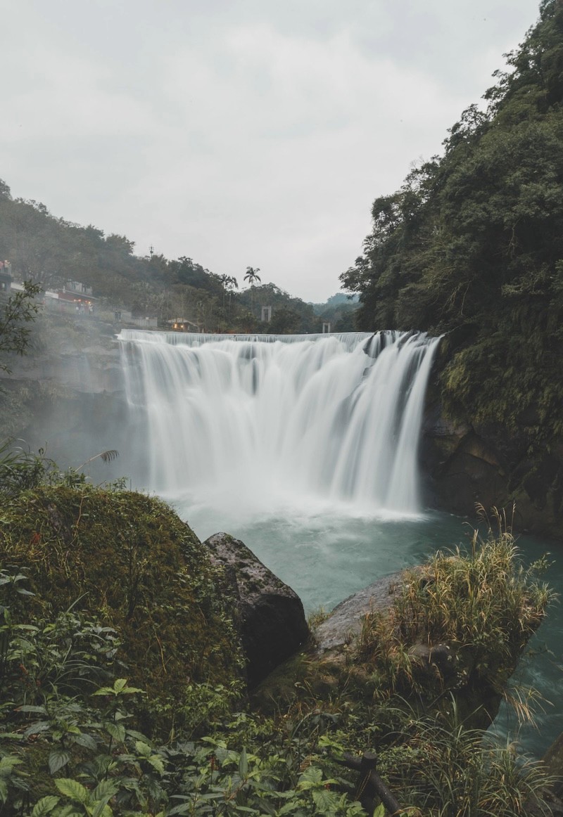 Sương mù gặp dòng thác đổ mạnh tạo nên cầu vồng lung linh dưới chân thác. (Ảnh: thereshegoesagain)