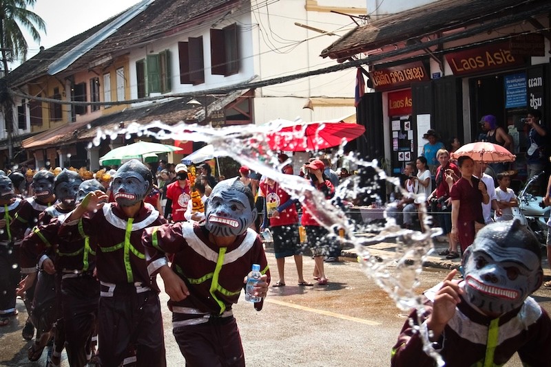 Người dân Lào đón Tết truyền thống bằng cách dọn dẹp, lễ chùa, cầu an và vui chơi té nước, cùng chúc nhau những điều tốt đẹp.