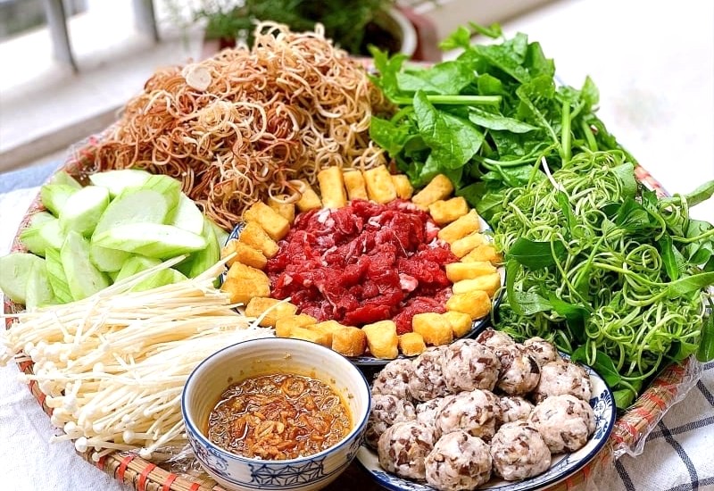 Mẹt topping lẩu đầy ụ, rau củ đa dạng.