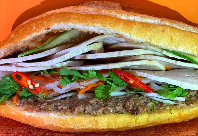 Pate béo ngậy, hòa quyện bánh mì giòn.