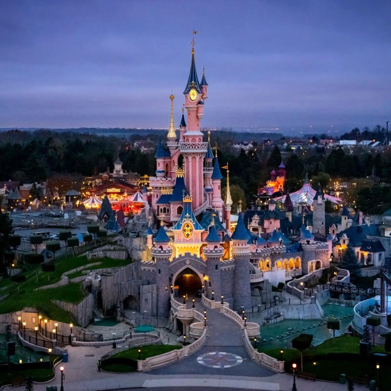 Disneyland Park có 5 khu vực chính, mỗi khu đều mang đến những trải nghiệm độc đáo. (Ảnh: Architectural Digest)