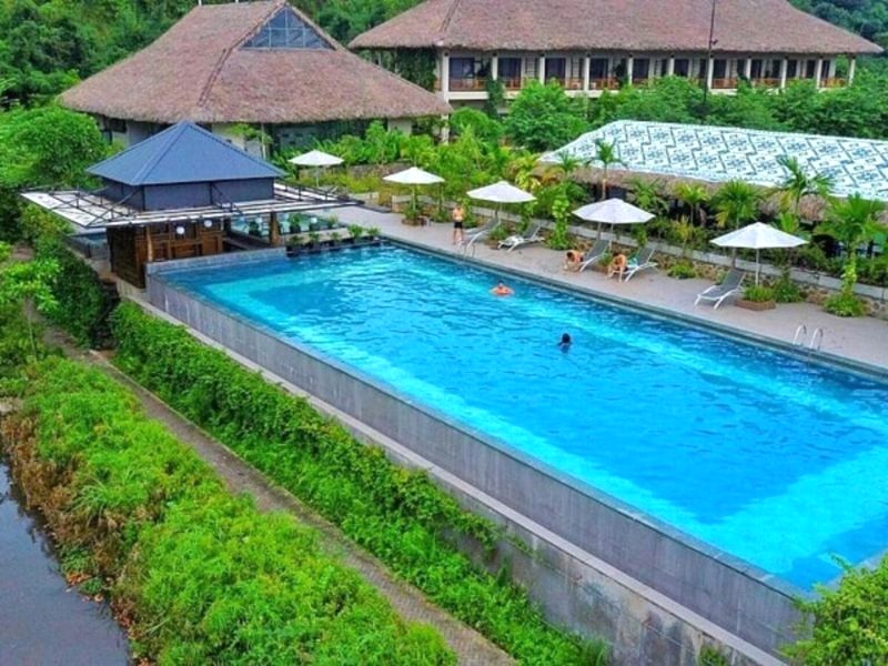 Bơi thoả thích tại hồ bơi rộng resort An Lạc.