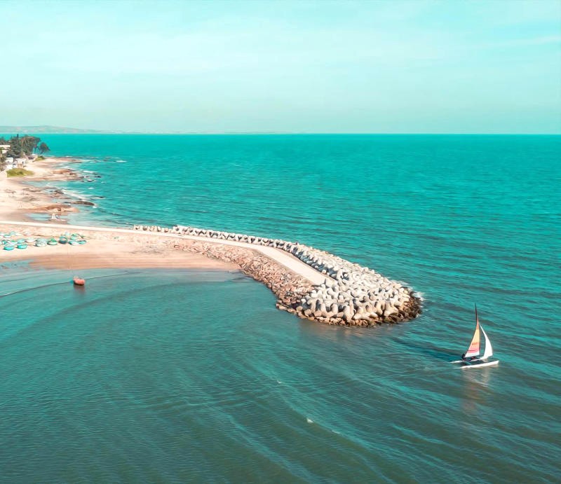 Bãi Đá Ông Địa, trung tâm Phan Thiết, là điểm du lịch hấp dẫn.