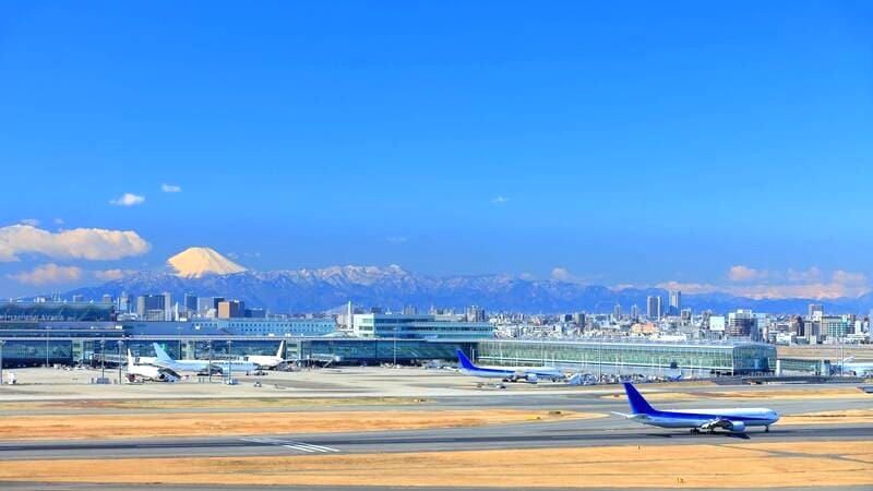 Sân bay Haneda (tên chính thức: Sân bay Quốc tế Tokyo) là một trong hai sân bay chính phục vụ khu vực Tokyo (cùng với Sân bay Narita).