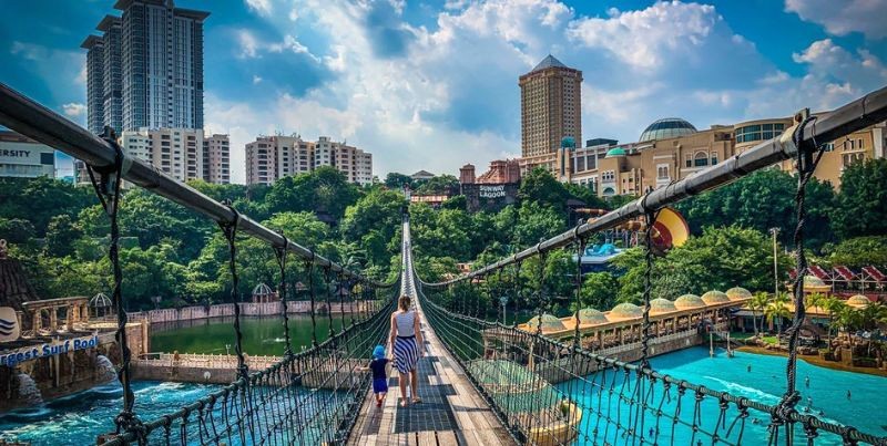 Cầu treo dành cho người đi bộ dài nhất Malaysia tại Sunway Lagoon mang đến trải nghiệm ngắm cảnh ấn tượng. (Ảnh: sunwayhotels)