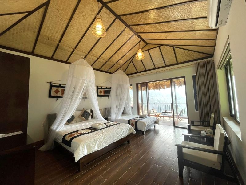 Ecolodge mang đến không gian nghỉ dưỡng mộc mạc, kết hợp tinh tế giữa gỗ tự nhiên và kính trong suốt. (Ảnh: Tà Xùa Ecolodge)