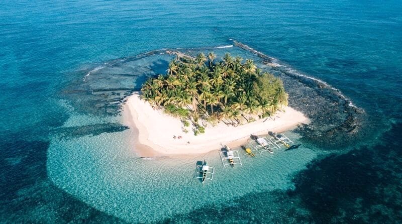 Siargao: Bãi cát trắng, nắng vàng rực rỡ, biển xanh như ngọc.