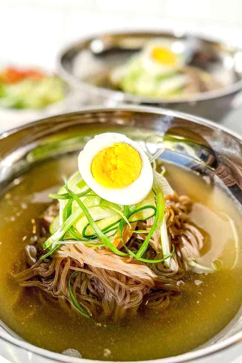 Naengmyeon là mì lạnh, làm từ bột kiều mạch, có độ dai và màu nâu đặc trưng.