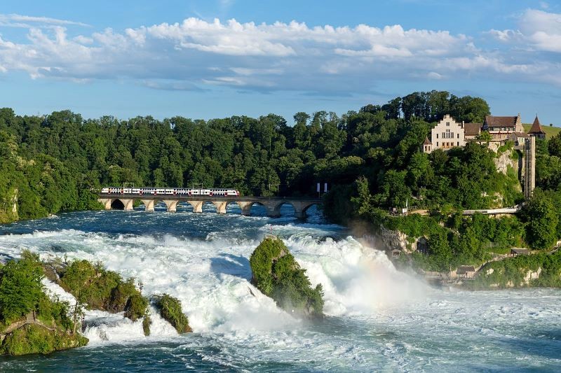 Thác Rhine: thiên nhiên hùng vĩ, trải nghiệm phiêu lưu lý tưởng.