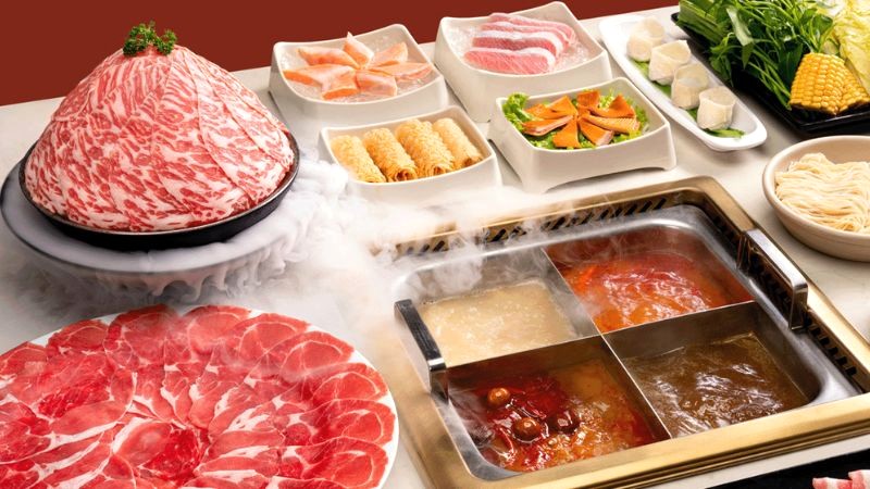 Manwah (Đài Loan) nổi tiếng với buffet lẩu phong phú, từ đa dạng đồ nhúng, đồ ăn kèm hấp dẫn đến quầy nước chấm tự pha.