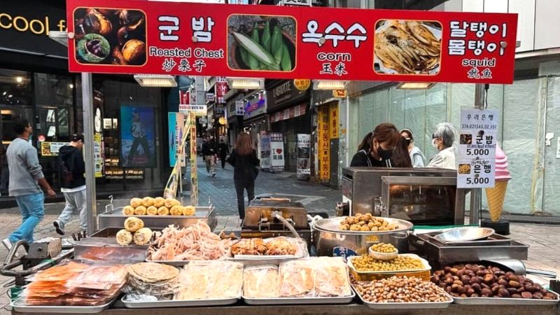 Khu phố ẩm thực Myeongdong rực rỡ với các xe đẩy bán tteokbokki cay nồng, gá rán giòn rụm... (Ảnh: ticket4twoplease)