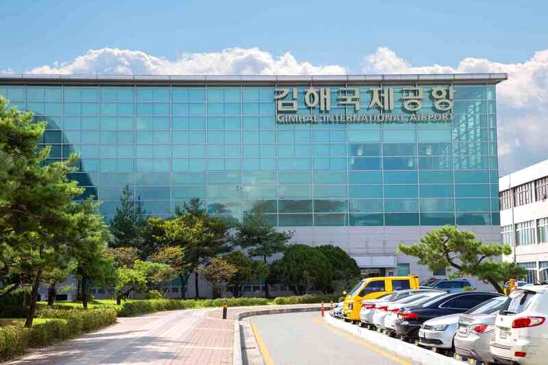 Sân bay Quốc tế Gimhae là sân bay lớn thứ tư của Hàn Quốc, phục vụ hơn 16 triệu hành khách mỗi năm.