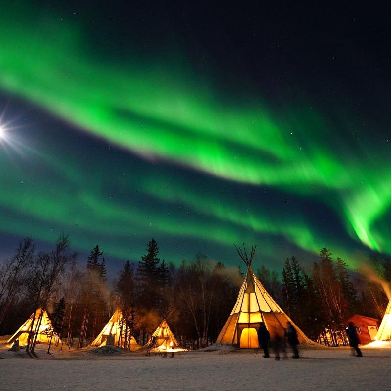 Yellowknife, thủ phủ Tây Bắc, Canada, nổi tiếng là điểm ngắm cực quang đẹp nhất thế giới. (138 ký tự)