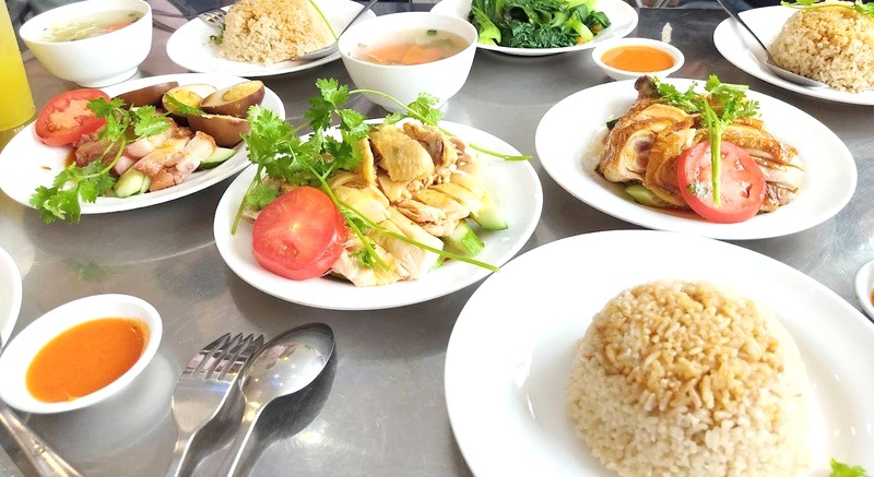 Cơm Gà Hải Nam Yummy nổi tiếng với thịt gà thơm ngon.