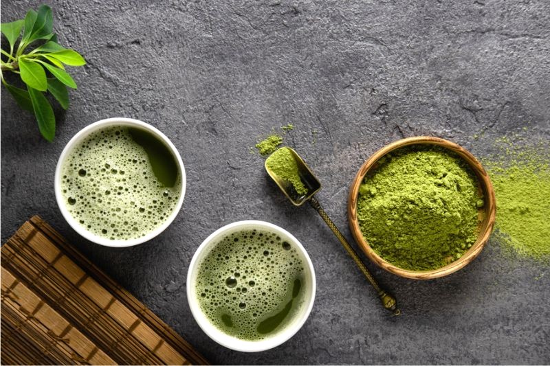 Matcha, du nhập vào Nhật Bản vào thế kỷ 17, ban đầu được xem là thực phẩm bổ trợ tiêu hóa và tăng cường tỉnh táo trước khi trở nên phổ biến như hiện nay. (Ảnh: bokksu)