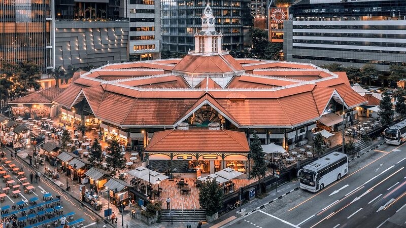 Lau Pa Sat Hawker Centre rộng 5.500 m2 với 2.000 chỗ ngồi, thường kín chỗ vào giờ cao điểm. (Ảnh: Tripadvisor)