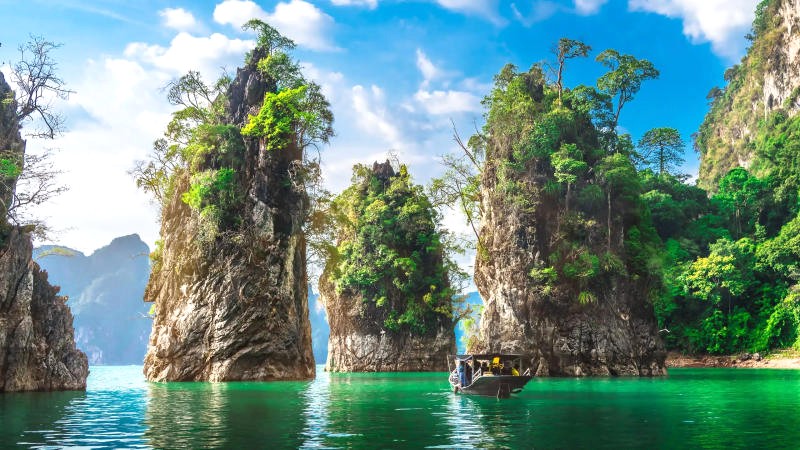 Khao Sok: Rừng nguyên sinh rộng lớn, hệ sinh thái phong phú (Ảnh: Tripseed)