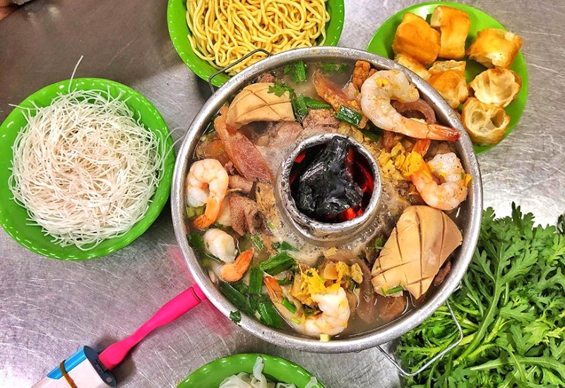 Lẩu thập cẩm, topping ngập tràn!