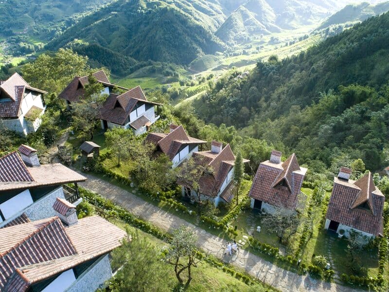 Sapa Jade Hill Resort tại Lào Cai nổi tiếng với các bungalow xinh đẹp, nằm giữa không gian rộng lớn.