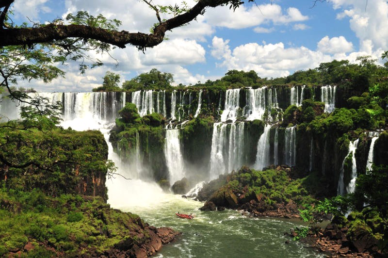 Hành trình đưa bạn đến vẻ đẹp ngoạn mục của thác Iguazu.