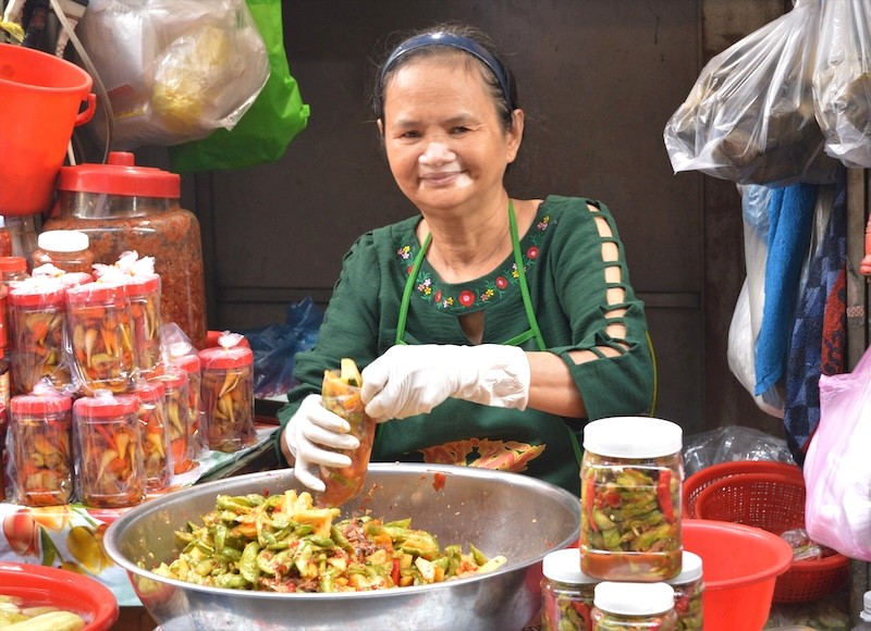 Chợ bà Hoa là thiên đường đặc sản miền Trung, với vô số món ngon khiến bạn hoa mắt choáng ngợp.