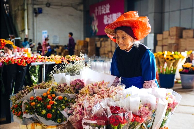 Chợ đầu mối Đấu Nam có giá hoa tốt, rẻ hơn so với mặt bằng chung, tuy giá cả có chênh lệch giữa các cửa hàng. (Ảnh: CGTN)