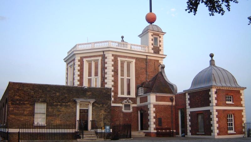 Đài thiên văn Greenwich, hoàn thành năm 1948, tọa lạc trên đồi, nhìn ra sông Thames.