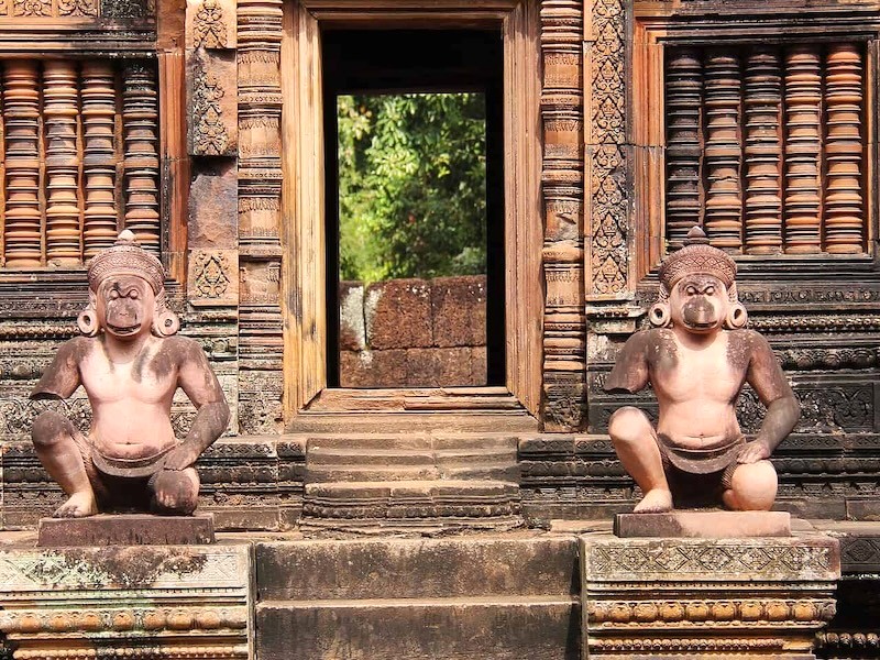 Kiến trúc đền Banteay Srei mang đậm dấu ấn văn hóa Bà La Môn Ấn Độ, thể hiện qua các tượng hình gắn liền với tín ngưỡng Hindu giáo.