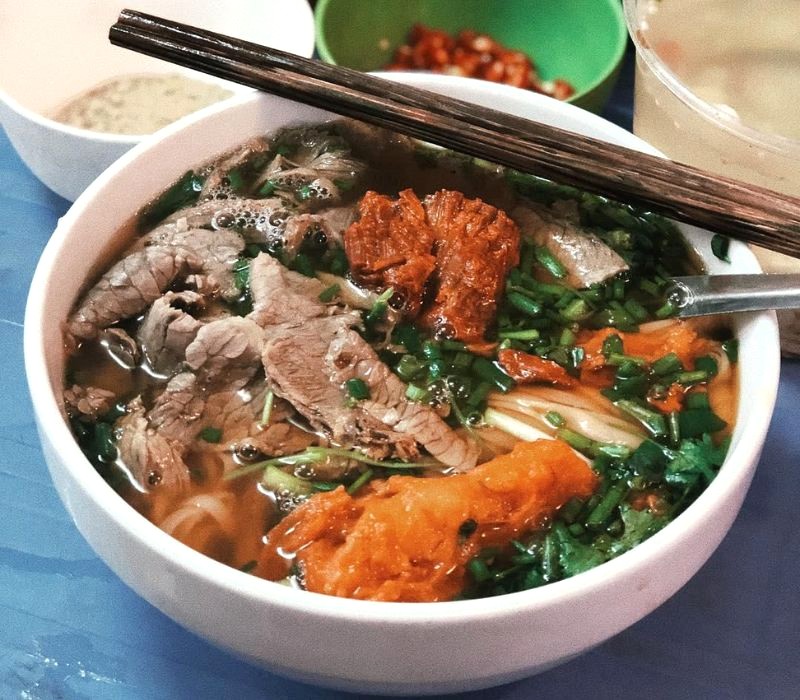 Phở bò sốt vang Thúy Thái: Hương vị truyền thống phố cổ (Ảnh: VinWonders)