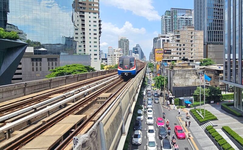 Du lịch Sukhumvit dễ dàng với mạng lưới tàu điện hiện đại.